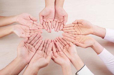 Aile ellerinden daire yapma ve beyaz arka plan üzerinde destek ve sevgi gösteren yakın çekim