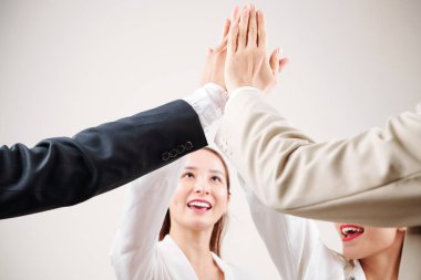 Başarılı bir toplantıdan sonra ayakta ve birbirlerine yüksek bir beş veren iş adamları grubu