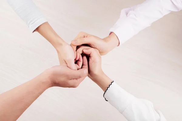 Primo Piano Della Tenera Famiglia Che Tiene Mano Amandosi Sostenendosi — Foto Stock