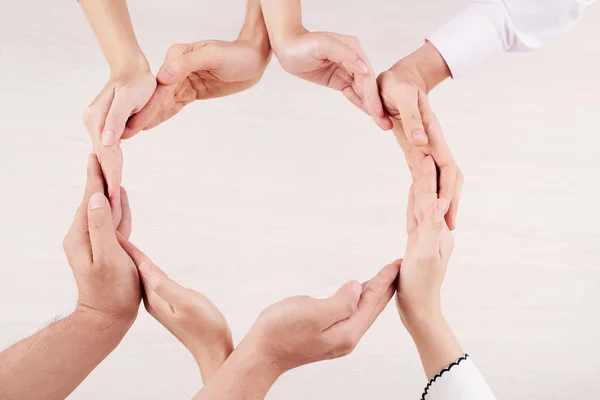Close Família Fazendo Círculo Suas Mãos Mostrando Unidade Seu Relacionamento — Fotografia de Stock