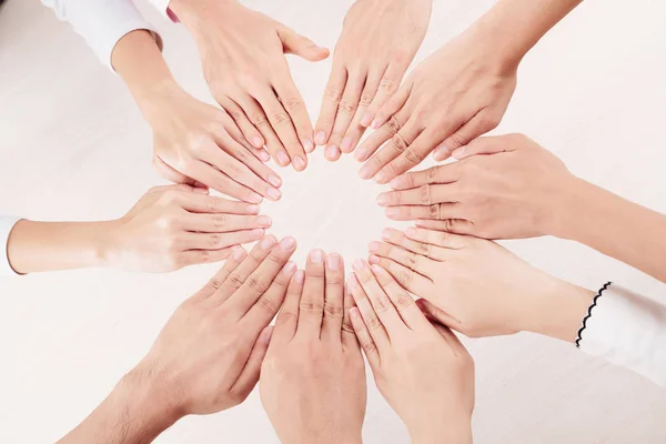 Close Grupo Pessoas Colocando Mãos Círculo Mostrando Suas Manicures Sobre — Fotografia de Stock