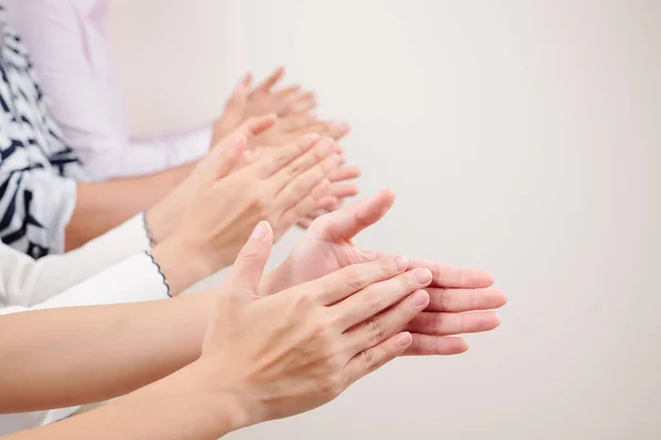 Nahaufnahme Einer Gruppe Von Geschäftsleuten Die Sich Vor Weißem Hintergrund — Stockfoto