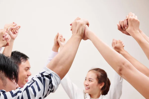 Азиатская Молодежь Стоящая Кругу Поднимая Руки Наслаждаясь Успехом Вместе — стоковое фото