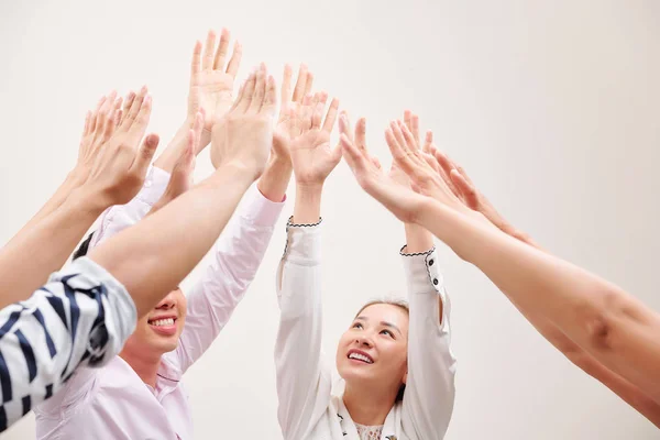 Les Jeunes Asiatiques Debout Étirant Les Mains Vers Haut Souriant — Photo