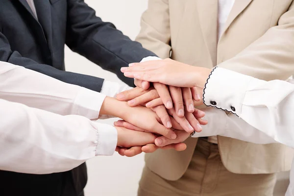 Närbild Affärsfolk Stående Och Hålla Händerna Arbetar Team Och Stödja — Stockfoto