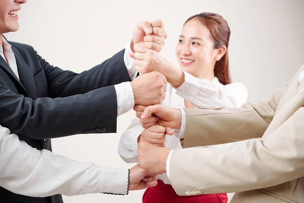 Grupo Empresarios Asiáticos Poniendo Puños Apilados Jugando Juego — Foto de Stock