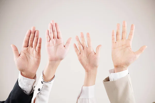 Zbliżenie Ludzi Biznesu Podnoszących Ręce Górę Machając Białym Tle — Zdjęcie stockowe