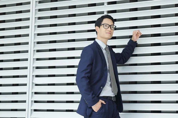 Pensive Unga Ambitiösa Vietnamesiska Entreprenör Glas Stående Väggen Utomhus Och — Stockfoto