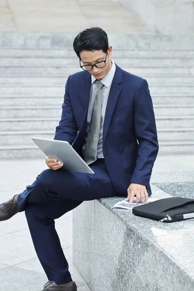Jovem Empresário Asiático Sentado Livre Ler Artigos Jornal Tablet Computador — Fotografia de Stock