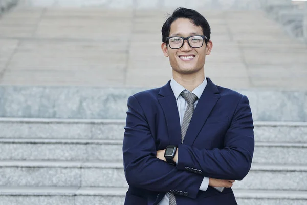 Porträt Eines Jungen Erfolgreichen Asiatischen Geschäftsmannes Mit Brille Die Arme — Stockfoto