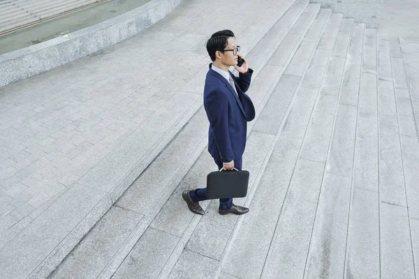 Serieuze Jonge Vietnamese Zakenman Die Door Trap Loopt Zijn Werknemer — Stockfoto