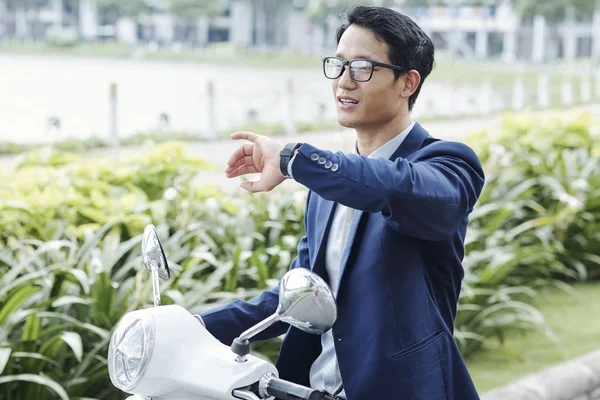 Retrato Jovem Empresário Asiático Montando Scooter Verificando Tempo Notificações Seu — Fotografia de Stock