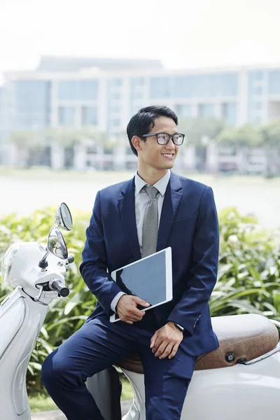 Positief Young Business Executive Rusten Scooter Zonnige Dag Houden Tablet — Stockfoto