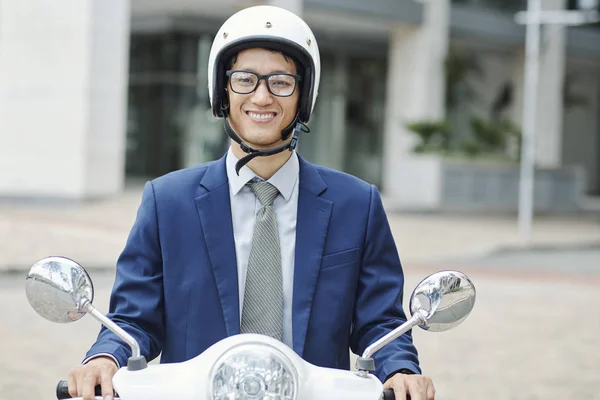 年轻的越南商人坐在摩托车上 对着相机微笑的肖像 — 图库照片