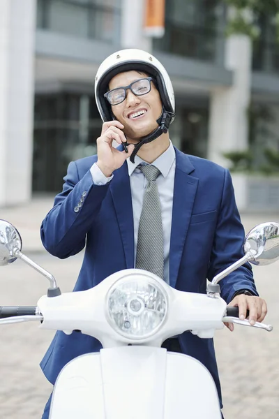 Portrét Mladého Asijského Obchodníka Který Směje Mluví Telefonu Při Jízdě — Stock fotografie