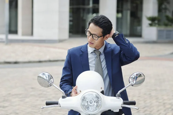 若いビジネスマンは ヘルメットを脱いで オフィスに乗った後 彼の髪に触れる — ストック写真