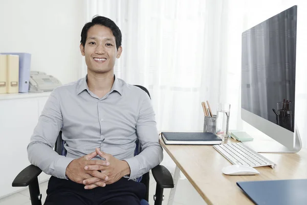 Porträt Eines Fröhlich Selbstbewussten Jungen Softwareentwicklers Der Bürotisch Mit Großem — Stockfoto