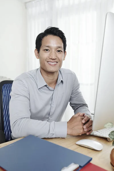 Portrait Jeune Entrepreneur Asiatique Confiant Assis Table Bureau Avec Gros — Photo