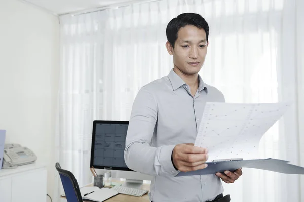 Retrato Jovem Empresário Positivo Verificando Documentos Com Gráficos Diagramas Suas — Fotografia de Stock