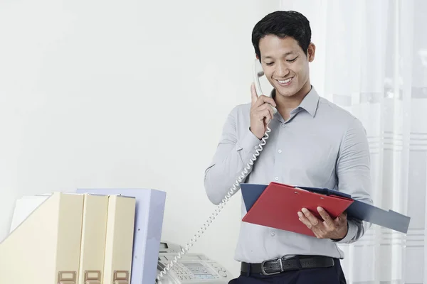 Portret Młodego Przystojnego Biznesmen Otwierając Folder Czytając Dokument Rozmową Telefon — Zdjęcie stockowe