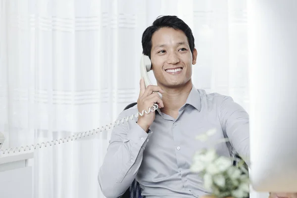 Portret Przystojnego Uśmiechu Młodego Przedsiębiorcy Odbierania Połączeń Telefonicznych — Zdjęcie stockowe