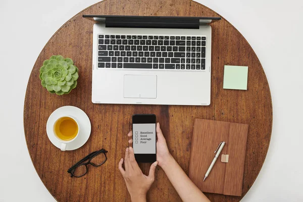 Nahaufnahme Einer Frau Die Holztisch Vor Dem Laptop Sitzt Und — Stockfoto