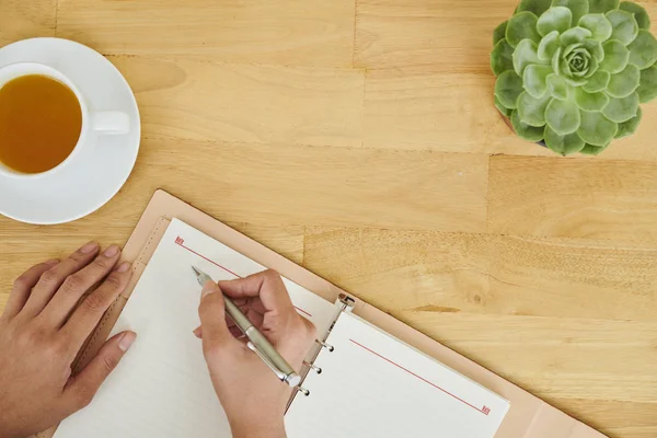 Primer Plano Las Manos Femeninas Sosteniendo Pluma Escribiendo Planes Bloc — Foto de Stock