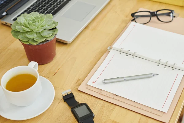 Close Van Geopende Kladblok Met Blanco Vellen Kopje Thee Laptop — Stockfoto