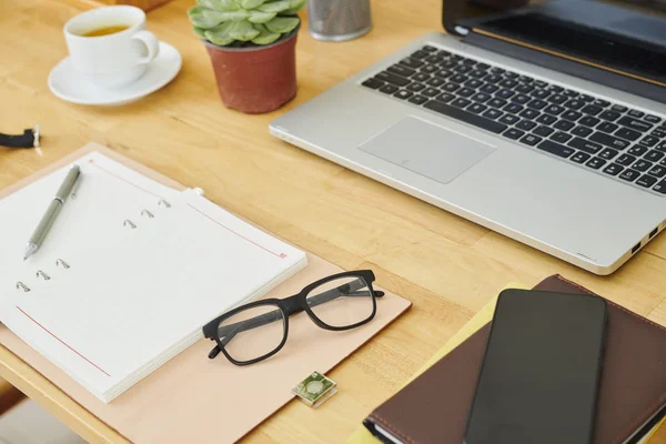 Nahaufnahme Eines Holztisches Mit Laptop Und Notizblock Für Die Arbeit — Stockfoto