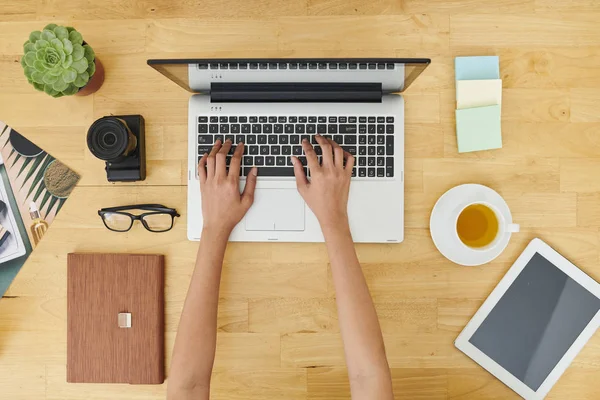 Närbild Kvinna Sitter Vid Träbord Runt Kontorsmateriel Och Skriva Bärbar — Stockfoto