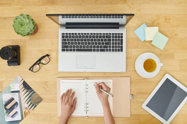 Nahaufnahme Einer Geschäftsfrau Die Holztisch Vor Dem Laptop Sitzt Und — Stockfoto