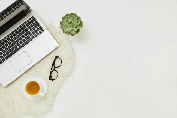 Close Van Laptop Computer Met Brillen Kopje Thee Geïsoleerd Witte — Stockfoto