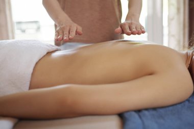 Sağlık spa merkezinde kadın hastanın geri tedavi profesyonel reiki şifacı yakın çekim görüntü