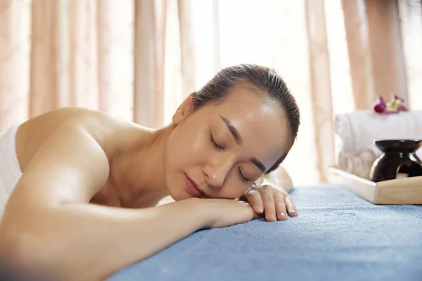 Bastante Tranquila Joven Mujer Asiática Descansando Cama Salón Spa Después —  Fotos de Stock