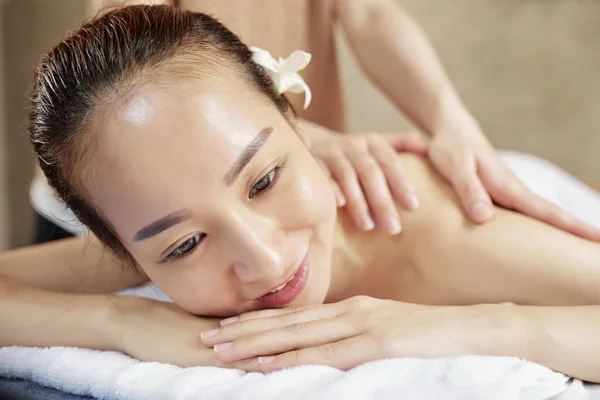 Sorrindo Muito Jovem Mulher Asiática Desfrutando Procedimento Massagem Nas Costas — Fotografia de Stock