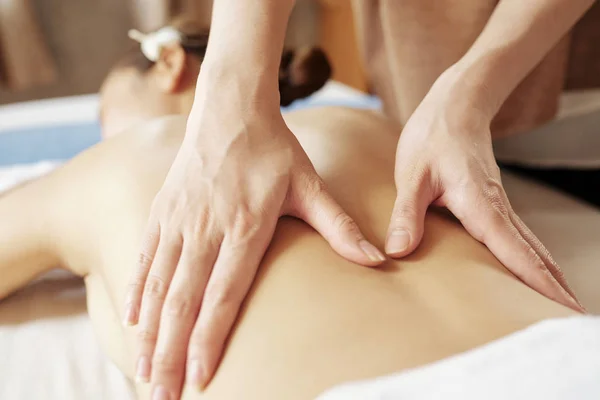 Mãos Massagista Profissional Massageando Volta Cliente Feminino Jovem — Fotografia de Stock
