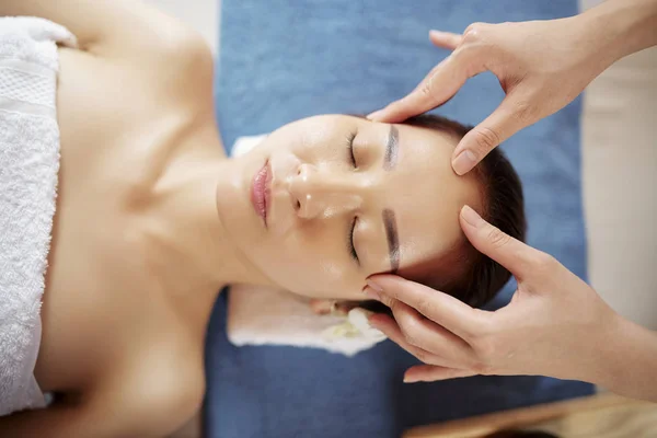 Bella Giovane Donna Vietnamita Ottenere Massaggio Viso Professionale Nel Salone — Foto Stock
