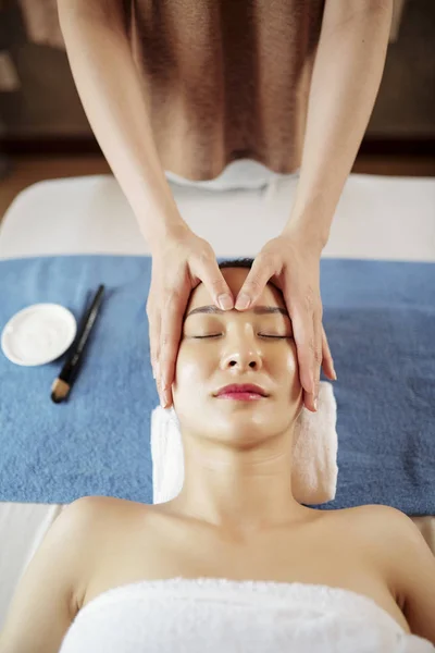 Cosmetologist Fazendo Massagem Facial Rejuvenescedora Com Óleos Vista Cima — Fotografia de Stock
