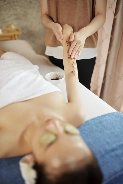 Cosmetologist Scrubbing Body Young Woman Apricot Scrub She Relaxing Cucumber — Stock Photo, Image