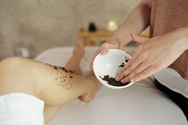 Imagem Close Cosmetologista Aplicando Esfoliação Damasco Natural Pernas Jovem Relaxante — Fotografia de Stock