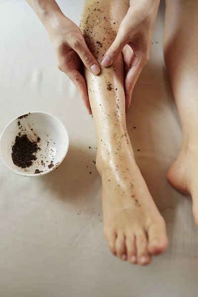 Ung Kvinna Skrubba Benen Med Naturlig Kaffeskrubb Efter Att Tagit — Stockfoto