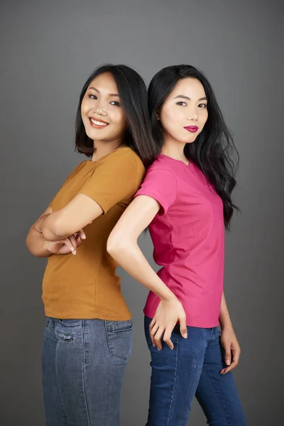 Retrato Dos Bellas Mujeres Asiáticas Con Jeans Camisetas Pie Espalda —  Fotos de Stock