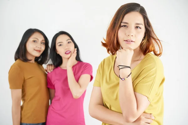 Portret Van Jonge Mooie Vrouw Casual Kleding Staande Kijken Naar — Stockfoto