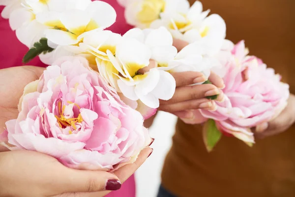 Zbliżenie Kobiecych Rąk Posiadających Piękny Świeży Bukiet Kwiatów — Zdjęcie stockowe