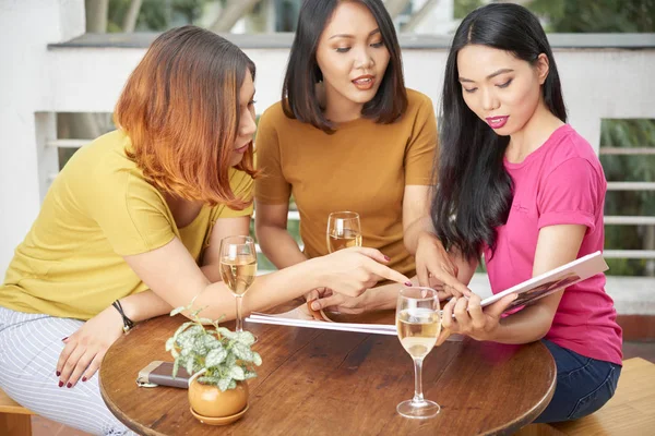 Gruppe Von Freunden Sitzt Tisch Mit Flöten Von Champagner Und — Stockfoto