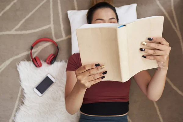 Jonge Vrouw Liggend Vloer Lezen Studenten Boek Uitzicht Van Bovenaf — Stockfoto