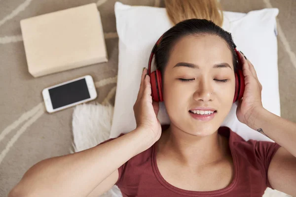 Cara Mujer Asiática Bastante Joven Cerrando Los Ojos Escuchando Música — Foto de Stock