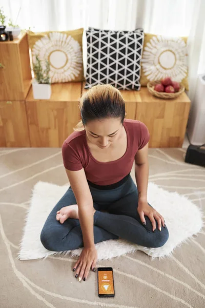 Genç Asyalı Kadın Yerde Oturan Egzersiz Yaparken Akıllı Telefonda Yoga — Stok fotoğraf