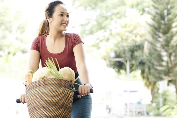 Feliz Joven Vietnamita Mujer Cabalgando Casa Desde Mercado Local Con — Foto de Stock