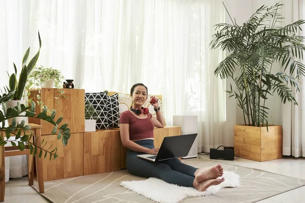 Bastante Joven Asiática Estudiante Sentada Suelo Casa Con Ordenador Portátil — Foto de Stock